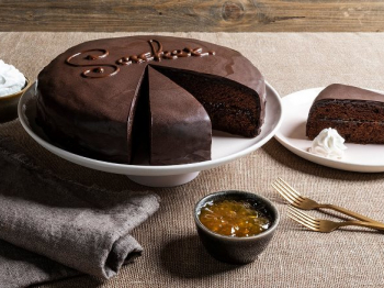 Tutto sulla torta Sacher: segreti, curiosità e una ricetta speciale della torta al cioccolato più famosa del mondo